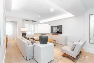 Wohnzimmer; tageslicht, holzboden, moderner stil