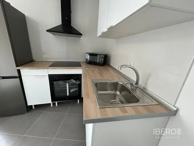 Küche; küchengeräte, fliesenboden, renoviert, tageslicht, moderner stil