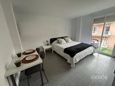Schlafzimmer; fliesenboden, tageslicht