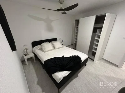 Schlafzimmer; fliesenboden, tageslicht