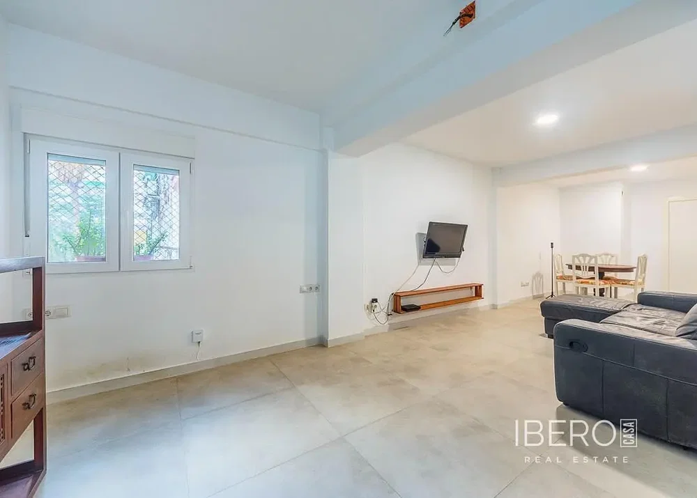 Wohnzimmer; fliesenboden, tageslicht