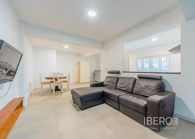 Wohnzimmer; fliesenboden, tageslicht, moderner stil