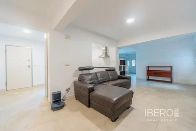 Wohnzimmer; fliesenboden, tageslicht, moderner stil