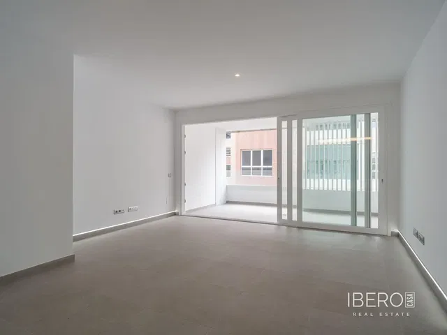 Wohnzimmer; fliesenboden, tageslicht, renoviert