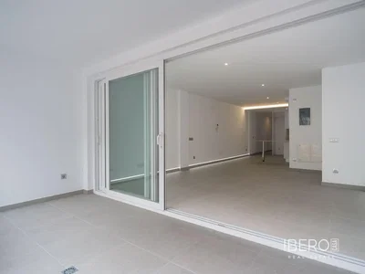 Wohnzimmer; fliesenboden, tageslicht, renoviert