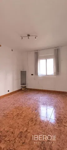 Schlafzimmer; fliesenboden, tageslicht, renovierungsbedürftig