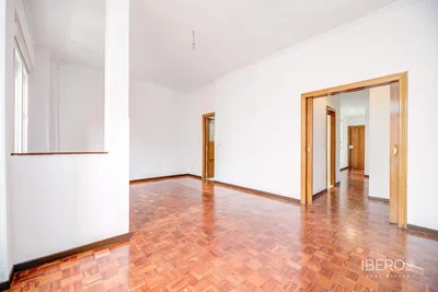 Wohnzimmer; holzboden, tageslicht