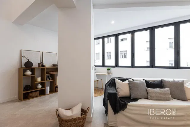 Wohnzimmer; tageslicht, moderner stil, fliesenboden