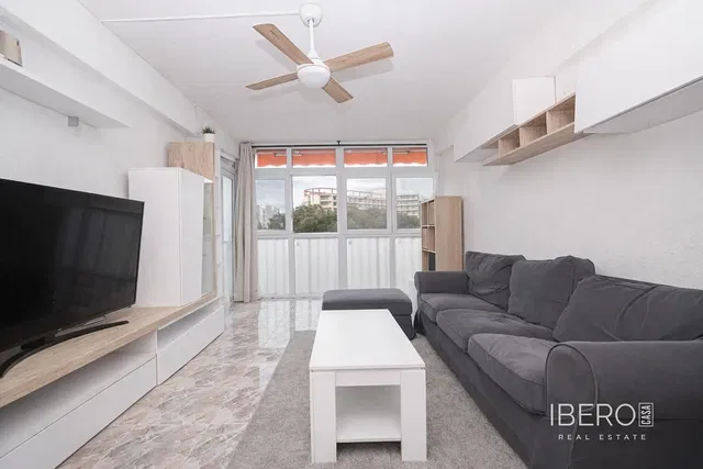 Wohnzimmer; blick, tageslicht, moderner stil, fliesenboden