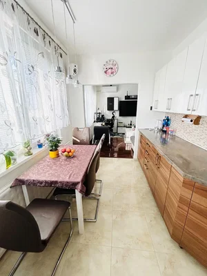 Kuchyně; výhled, přirozené světlo