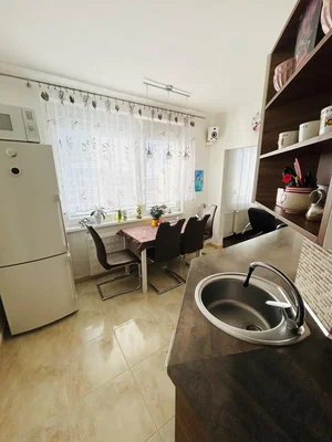 Kuchyně; kuchyňské spotřebiče, dlažba, přirozené světlo
