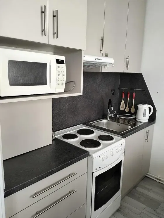 Küche; küchengeräte, fliesenboden