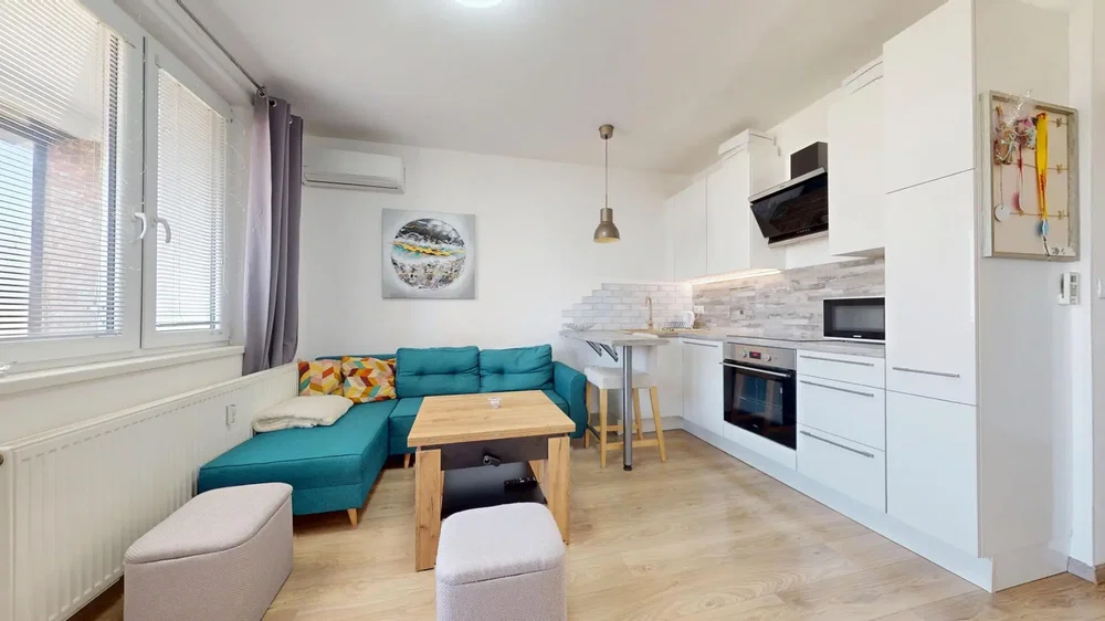 Wohnzimmer; tageslicht, moderner stil, holzboden