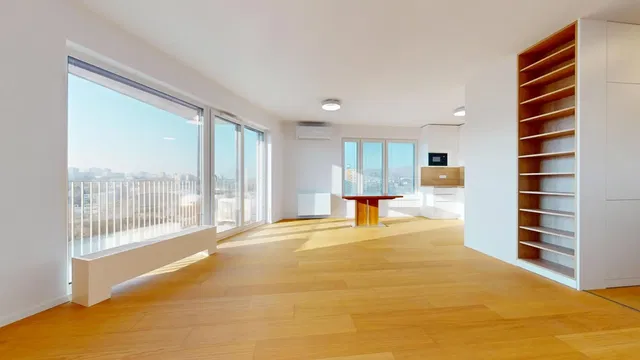 Obývačka; výhľad, drevená podlaha, prirodzené svetlo, moderný štýl