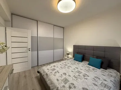 Schlafzimmer; holzboden, tageslicht, moderner stil