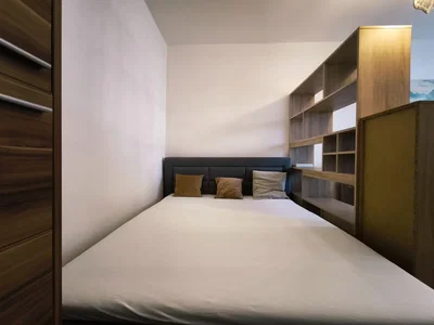 Schlafzimmer; holzboden, moderner stil, tageslicht