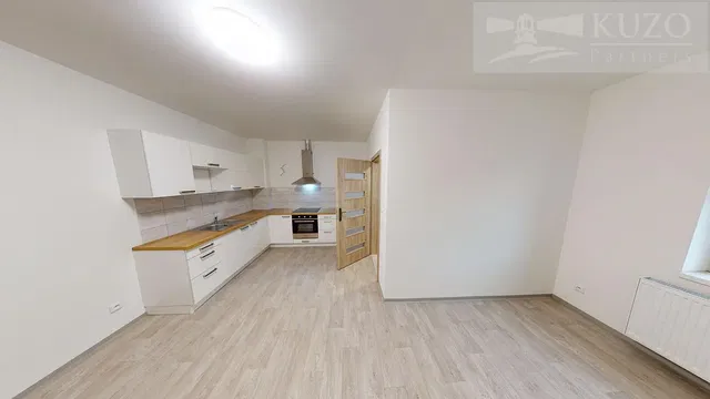 Keuken; gerenoveerd, natuurlijk licht, tegelvloer