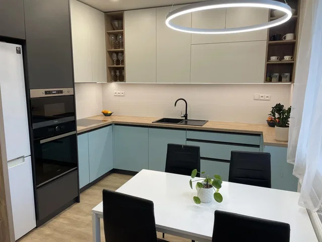 Cucina; elettrodomestici, luce naturale, stile moderno