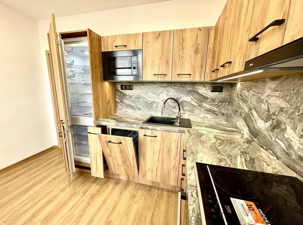 Keuken; keukenapparatuur, gerenoveerd, tegelvloer