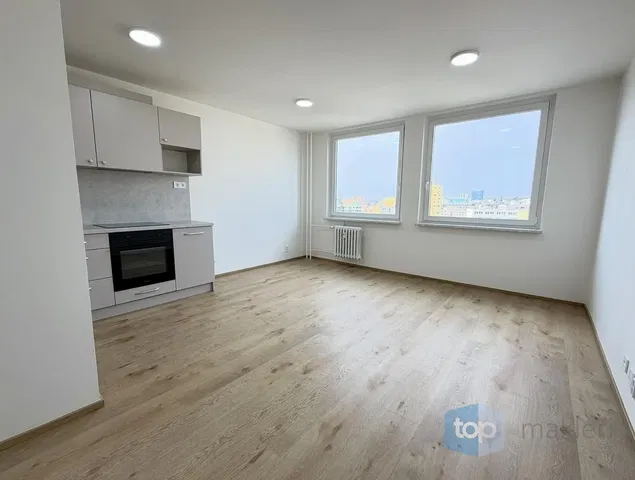 Keuken; uitzicht, keukenapparatuur, houten vloer, natuurlijk licht, moderne stijl, gerenoveerd