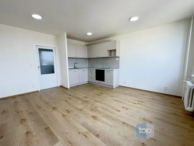 Keuken; houten vloer, gerenoveerd, natuurlijk licht
