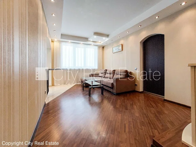 Woonkamer; houten vloer, natuurlijk licht, moderne stijl