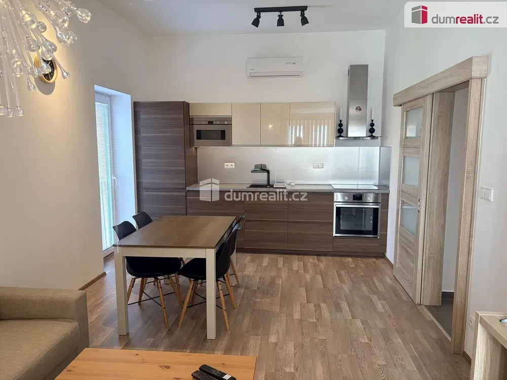 Keuken; keukenapparatuur, natuurlijk licht, moderne stijl