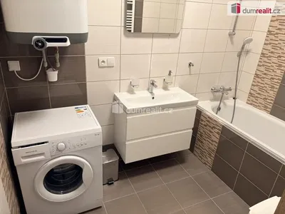 Badkamer; boiler, tegelvloer, gerenoveerd, natuurlijk licht, moderne stijl
