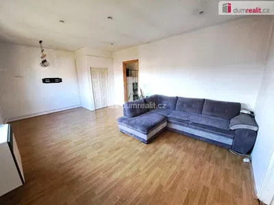 Wohnzimmer; holzboden, tageslicht