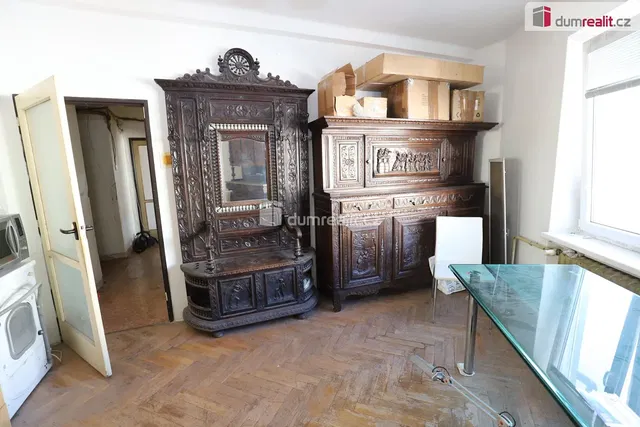 Wohnzimmer; holzbalken, holzboden, rustikaler stil, renovierungsbedürftig