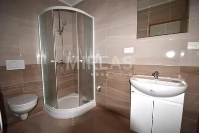 Badezimmer; fliesenboden, renoviert, tageslicht, moderner stil