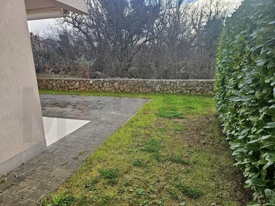 Terasa; výhled, přirozené světlo, dlažba