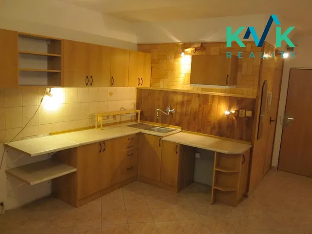 Kuchnia; podłoga z płytek, wymaga remontu