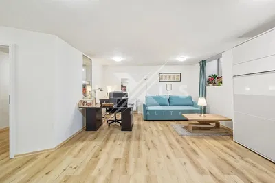 Soggiorno; pavimento in legno, luce naturale, stile moderno