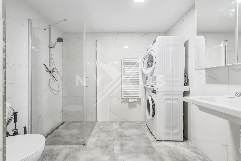 Bagno; pavimento in piastrelle, ristrutturato, luce naturale, stile moderno