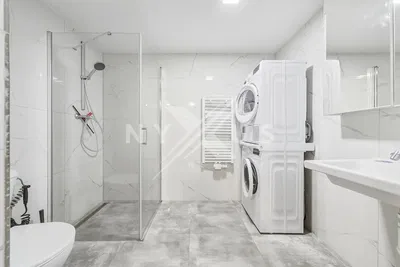 Bagno; pavimento in piastrelle, ristrutturato, luce naturale, stile moderno