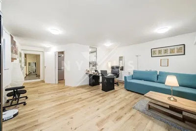 Soggiorno; pavimento in legno, luce naturale, stile moderno