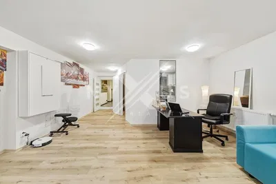 Altro; pavimento in legno, stile moderno, luce naturale