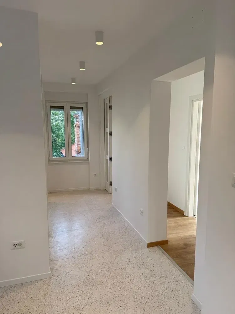 Salon; lumière naturelle, carrelage