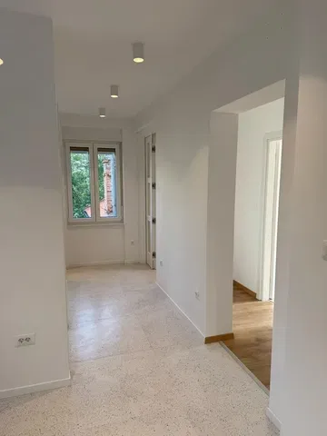 Salon; lumière naturelle, carrelage