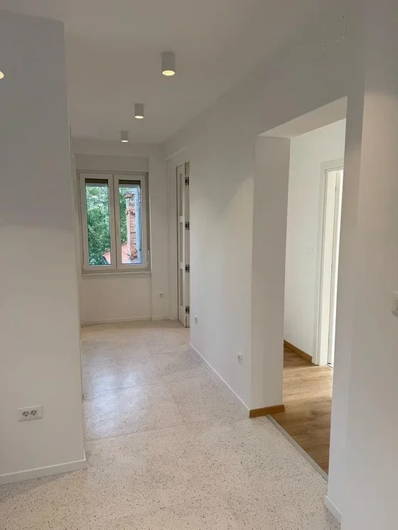 Salon; lumière naturelle, carrelage