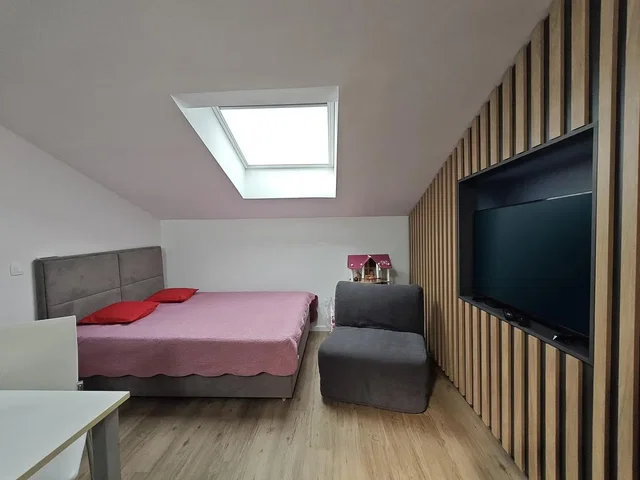 Spálňa; prirodzené svetlo, drevená podlaha