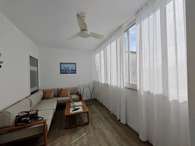 Obývací pokoj; přirozené světlo, moderní styl, dřevěná podlaha