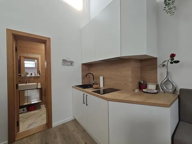 Kuchyňa; prirodzené svetlo, moderný štýl