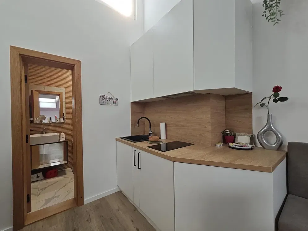 Kuchyně; přirozené světlo, moderní styl