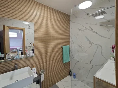 Koupelna; dlažba, po rekonstrukci, přirozené světlo, moderní styl