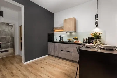 Cuisine; électroménager, style moderne, parquet, lumière naturelle
