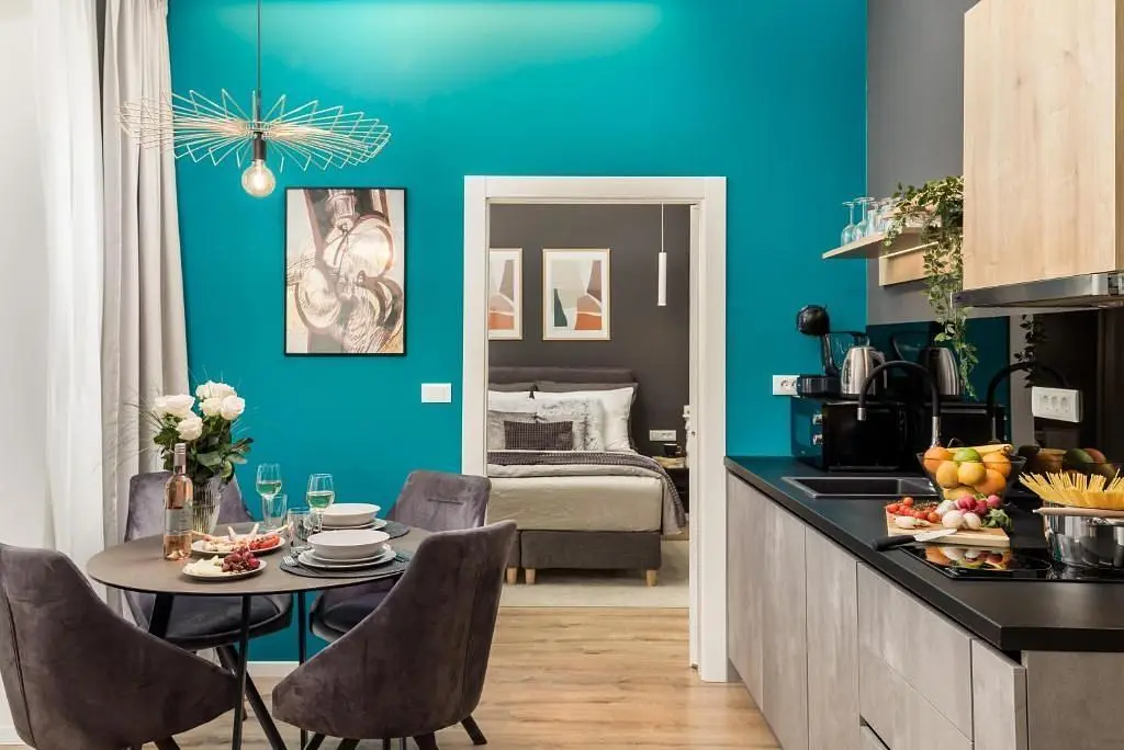 Cuisine; vue, lumière naturelle, style moderne