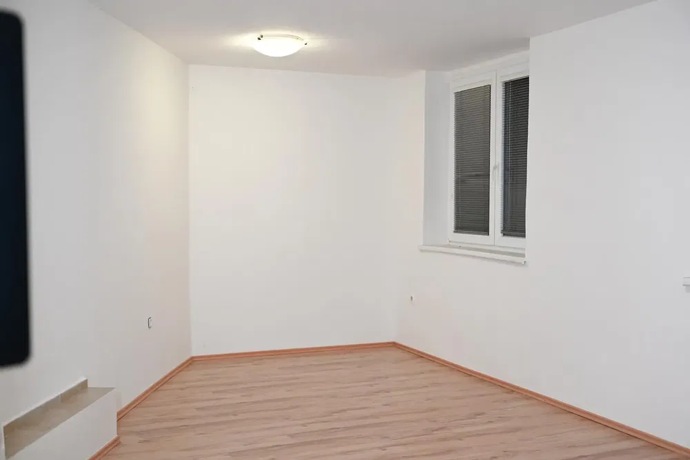 Schlafzimmer; tageslicht, holzboden, renoviert