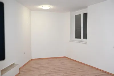 Schlafzimmer; tageslicht, holzboden, renoviert